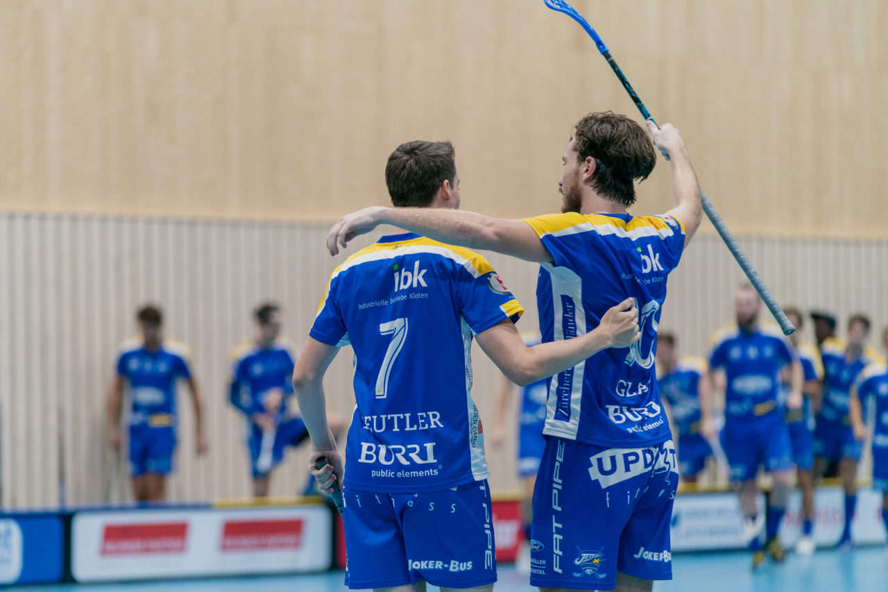 Männer NLB Runde 2 2020/21, Switzerland: 20.09.2020, Kloten, Stighag, Pascal Beutler (Nr. 7, Kloten-Dietlikon Jets) jubelt mit Jacob Glas (Nr. 10, Kloten-Dietlikon Jets) 

Credit: Claudio Schwarz, unihockey-fotos.ch