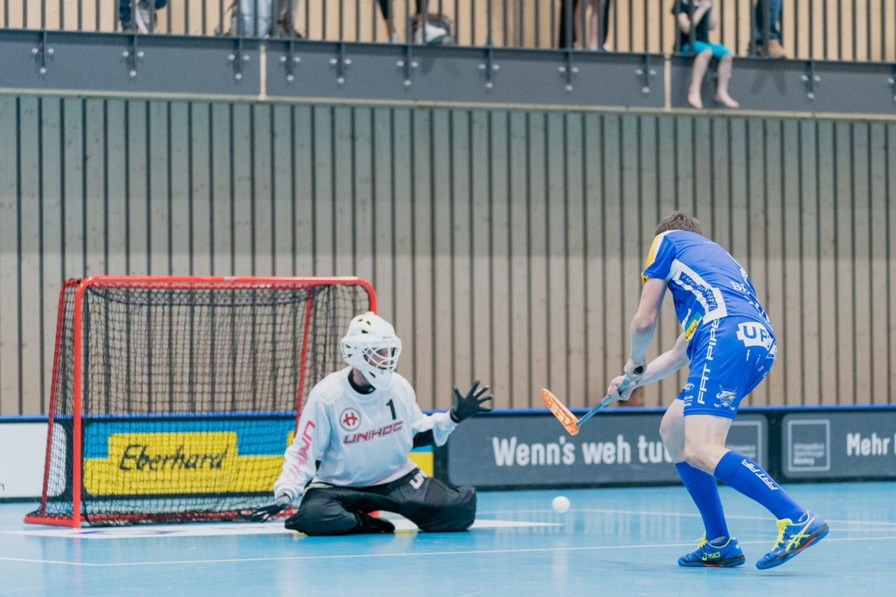 Männer NLB Runde 2 2020/21, Switzerland: 20.09.2020, Kloten, Stighag, Pascal Beutler (Nr. 7, Kloten-Dietlikon Jets) vergibt den Penalty

Credit: Claudio Schwarz, unihockey-fotos.ch