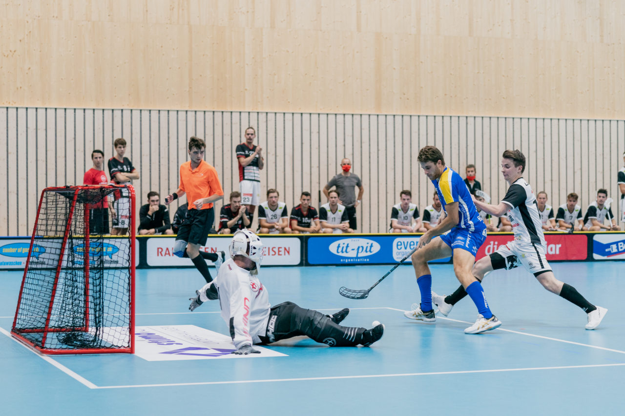 Männer NLB Runde 2 2020/21, Switzerland: 20.09.2020, Kloten, Stighag, Andrea Vitali (Nr. 15, Kloten-Dietlikon Jets) vor Josef Mattle (Nr. 1, UHC Sarganserland) 

Credit: Claudio Schwarz, unihockey-fotos.ch