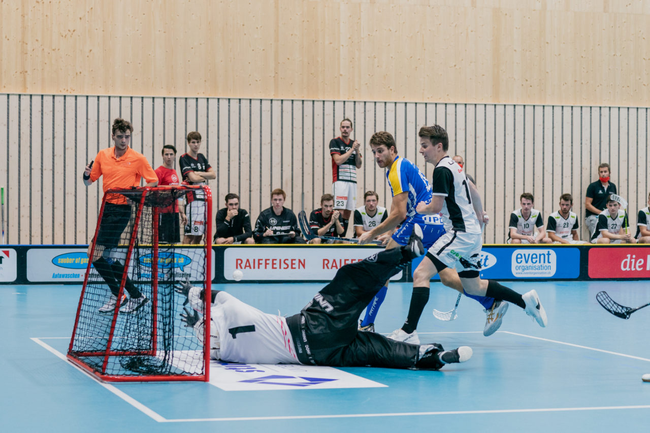 Männer NLB Runde 2 2020/21, Switzerland: 20.09.2020, Kloten, Stighag, Josef Mattle (Nr. 1, UHC Sarganserland) pariert gegen Andrea Vitali (Nr. 15, Kloten-Dietlikon Jets) 

Credit: Claudio Schwarz, unihockey-fotos.ch