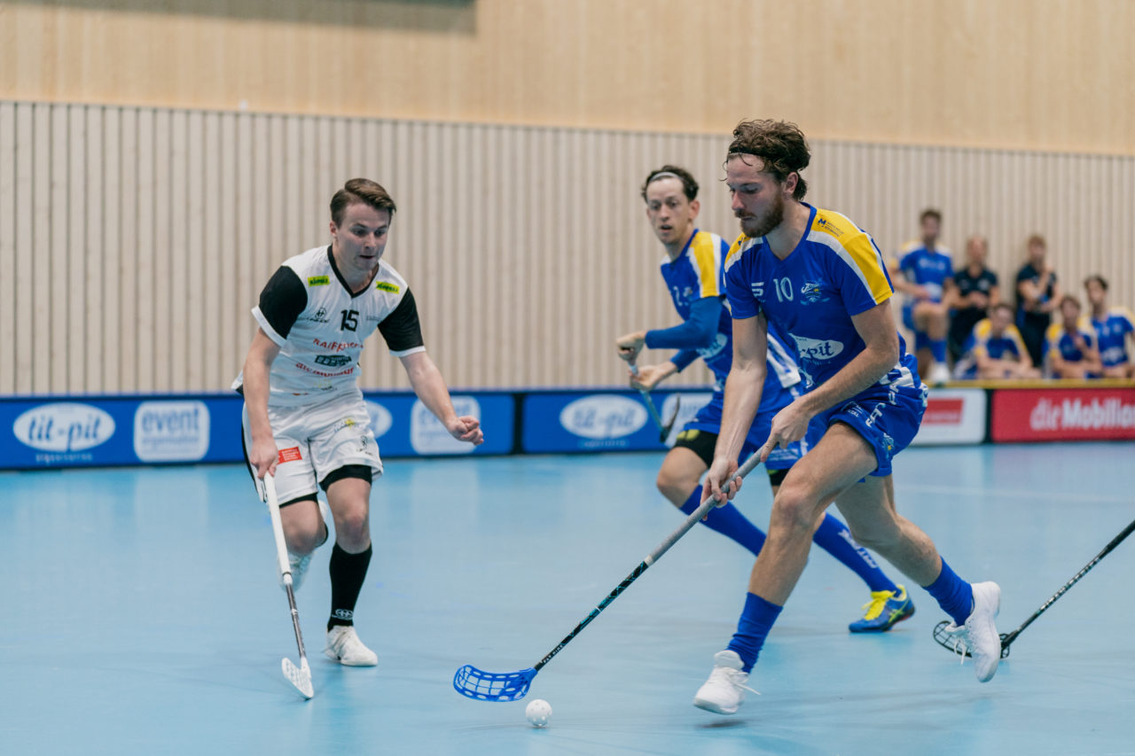 Männer NLB Runde 2 2020/21, Switzerland: 20.09.2020, Kloten, Stighag, Jacob Glas (Nr. 10, Kloten-Dietlikon Jets) am Ball

Credit: Claudio Schwarz, unihockey-fotos.ch