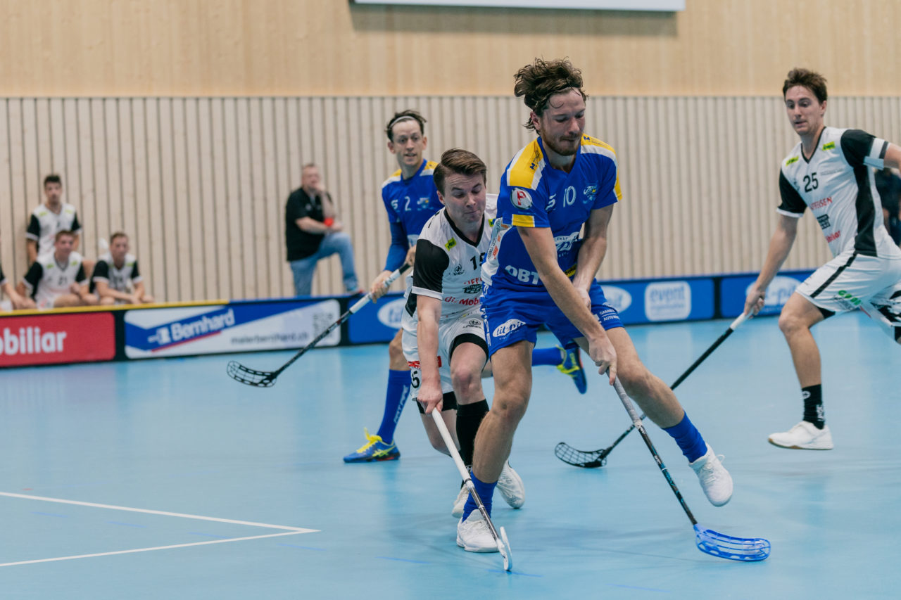 Männer NLB Runde 2 2020/21, Switzerland: 20.09.2020, Kloten, Stighag, Jacob Glas (Nr. 10, Kloten-Dietlikon Jets) spielt den Ball ab

Credit: Claudio Schwarz, unihockey-fotos.ch