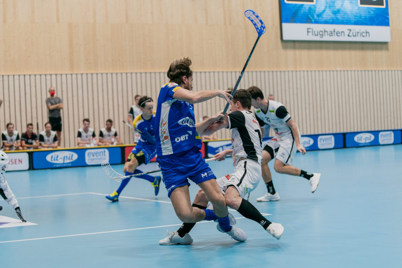 Männer NLB Runde 2 2020/21, Switzerland: 20.09.2020, Kloten, Stighag, Jacob Glas (Nr. 10, Kloten-Dietlikon Jets) wird gelegt

Credit: Claudio Schwarz, unihockey-fotos.ch