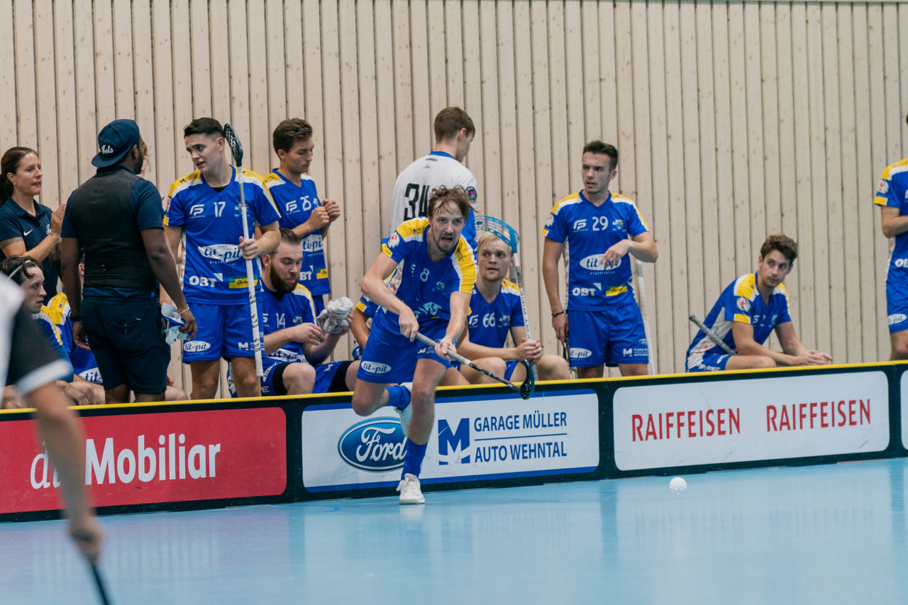 Männer NLB Runde 2 2020/21, Switzerland: 20.09.2020, Kloten, Stighag, Andrè Landin (Nr. 8, Kloten-Dietlikon Jets) spielt den Ball

Credit: Claudio Schwarz, unihockey-fotos.ch
