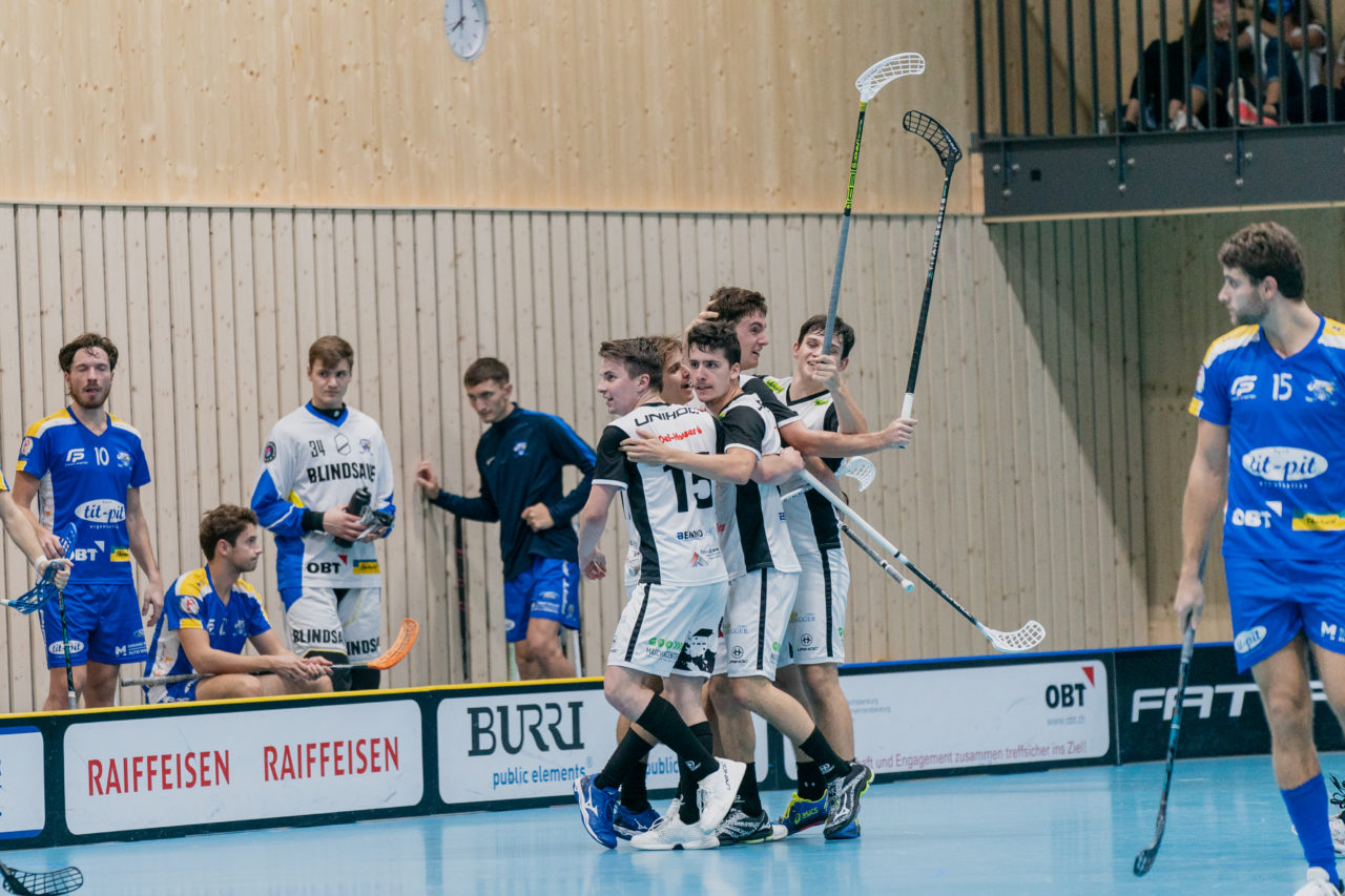 Männer NLB Runde 2 2020/21, Switzerland: 20.09.2020, Kloten, Stighag, Sarganserland jubelt

Credit: Claudio Schwarz, unihockey-fotos.ch
