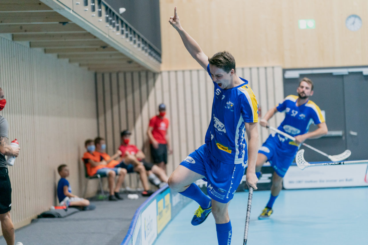 Männer NLB Runde 2 2020/21, Switzerland: 20.09.2020, Kloten, Stighag, Pascal Beutler (Nr. 7, Kloten-Dietlikon Jets) jubelt

Credit: Claudio Schwarz, unihockey-fotos.ch