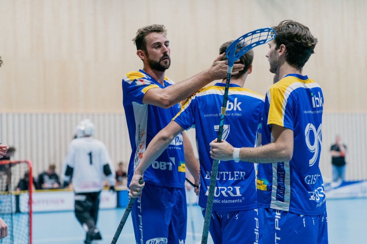 Männer NLB Runde 2 2020/21, Switzerland: 20.09.2020, Kloten, Stighag, die Jets jubeln

Credit: Claudio Schwarz, unihockey-fotos.ch