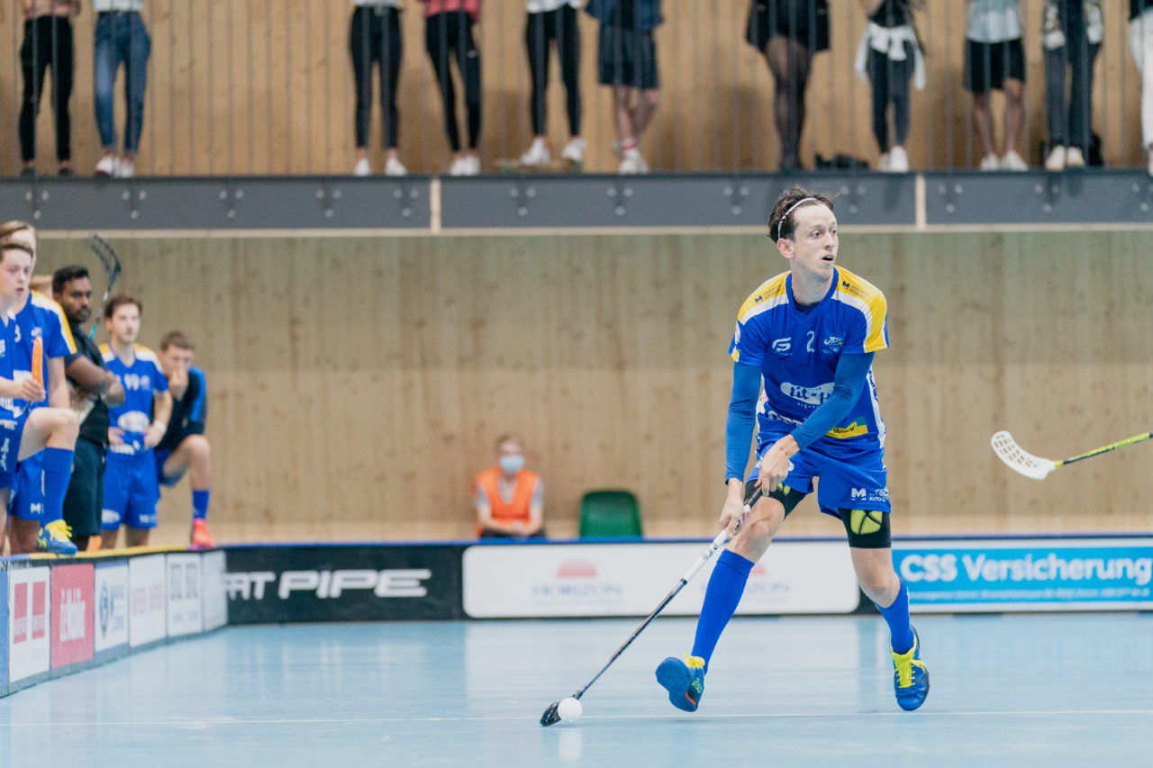 Männer NLB Runde 2 2020/21, Switzerland: 20.09.2020, Kloten, Stighag, Tassio Suter (Nr. 2, Kloten-Dietlikon Jets) am Ball

Credit: Claudio Schwarz, unihockey-fotos.ch