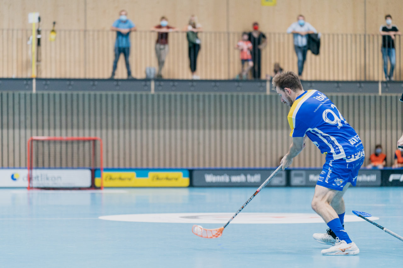 Männer NLB Runde 2 2020/21, Switzerland: 20.09.2020, Kloten, Stighag, Nick Bregenzer (Nr. 92, Kloten-Dietlikon Jets) trifft ins leere Tor

Credit: Claudio Schwarz, unihockey-fotos.ch