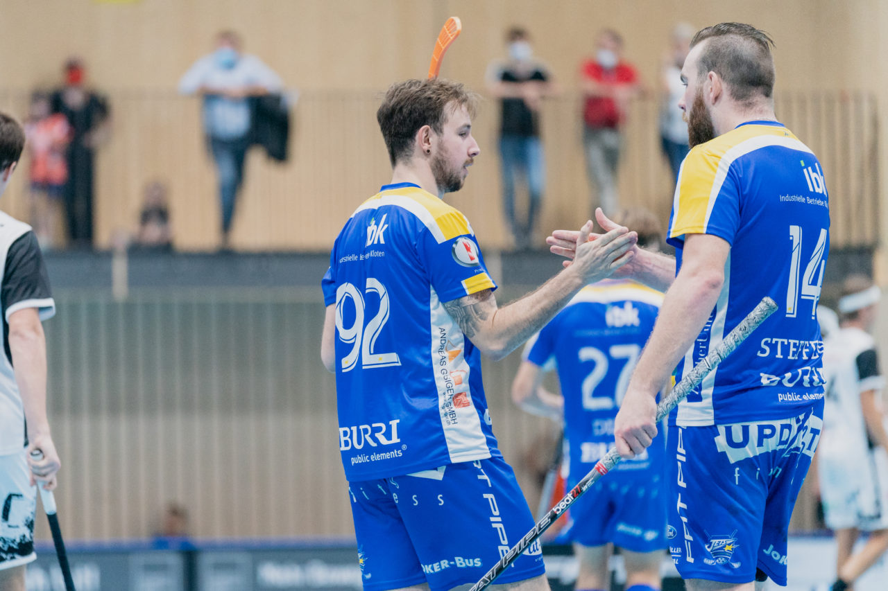 Männer NLB Runde 2 2020/21, Switzerland: 20.09.2020, Kloten, Stighag, Nick Bregenzer (Nr. 92, Kloten-Dietlikon Jets) jubelt mit Yannick Steffen (Nr. 14, Kloten-Dietlikon Jets) 

Credit: Claudio Schwarz, unihockey-fotos.ch