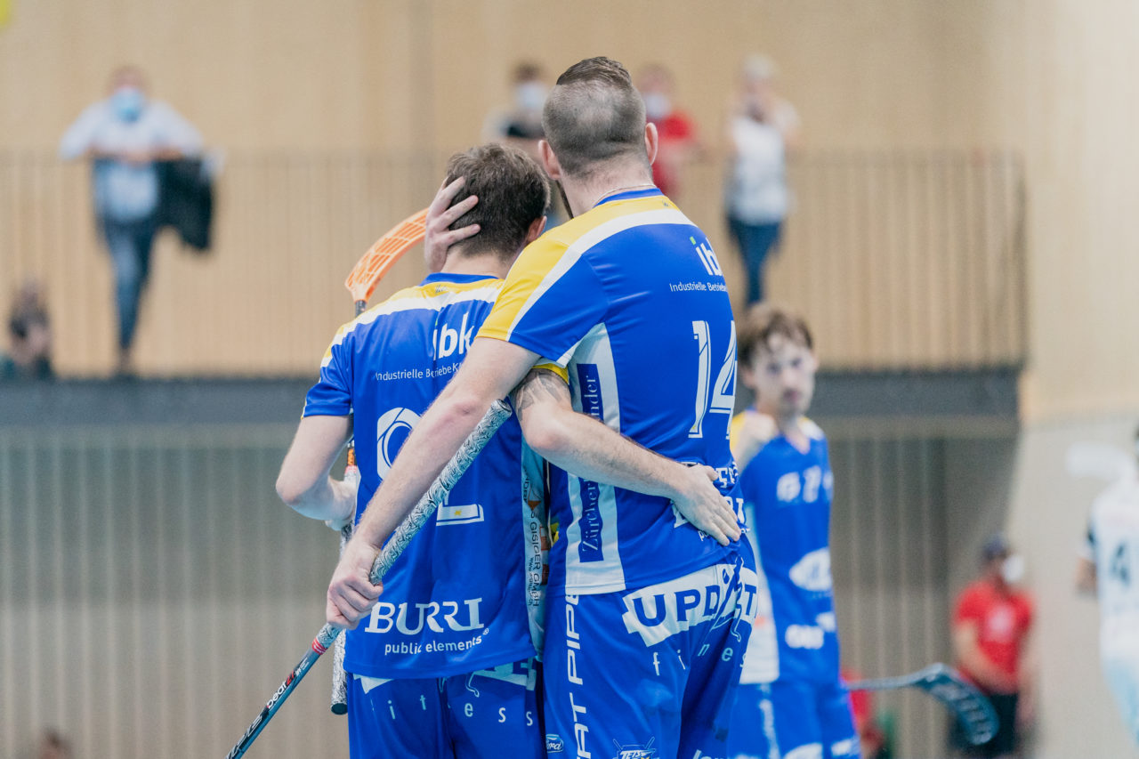Männer NLB Runde 2 2020/21, Switzerland: 20.09.2020, Kloten, Stighag, Nick Bregenzer (Nr. 92, Kloten-Dietlikon Jets) jubelt mit Yannick Steffen (Nr. 14, Kloten-Dietlikon Jets) 

Credit: Claudio Schwarz, unihockey-fotos.ch