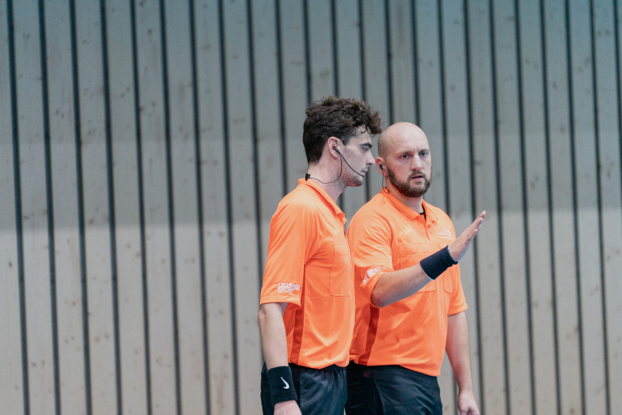 Männer NLB Runde 2 2020/21, Switzerland: 20.09.2020, Kloten, Stighag, die Schiedsrichter beraten sich

Credit: Claudio Schwarz, unihockey-fotos.ch