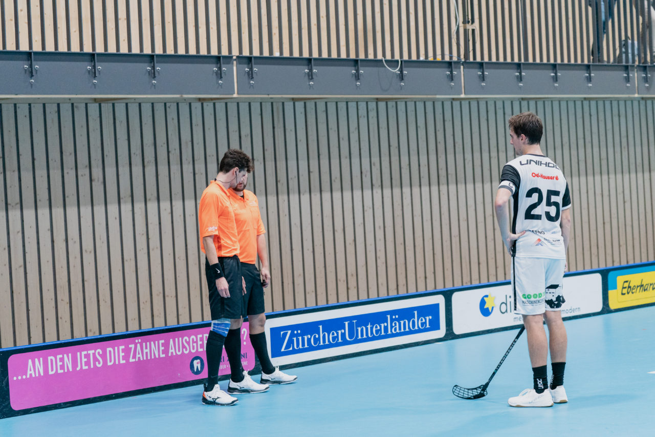 Männer NLB Runde 2 2020/21, Switzerland: 20.09.2020, Kloten, Stighag, die Schiedsrichter beraten sich

Credit: Claudio Schwarz, unihockey-fotos.ch