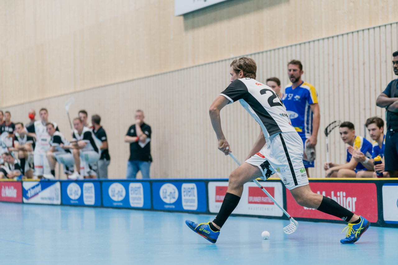 Männer NLB Runde 2 2020/21, Switzerland: 20.09.2020, Kloten, Stighag, Christof Marugg (Nr. 26, UHC Sarganserland) am Ball

Credit: Claudio Schwarz, unihockey-fotos.ch