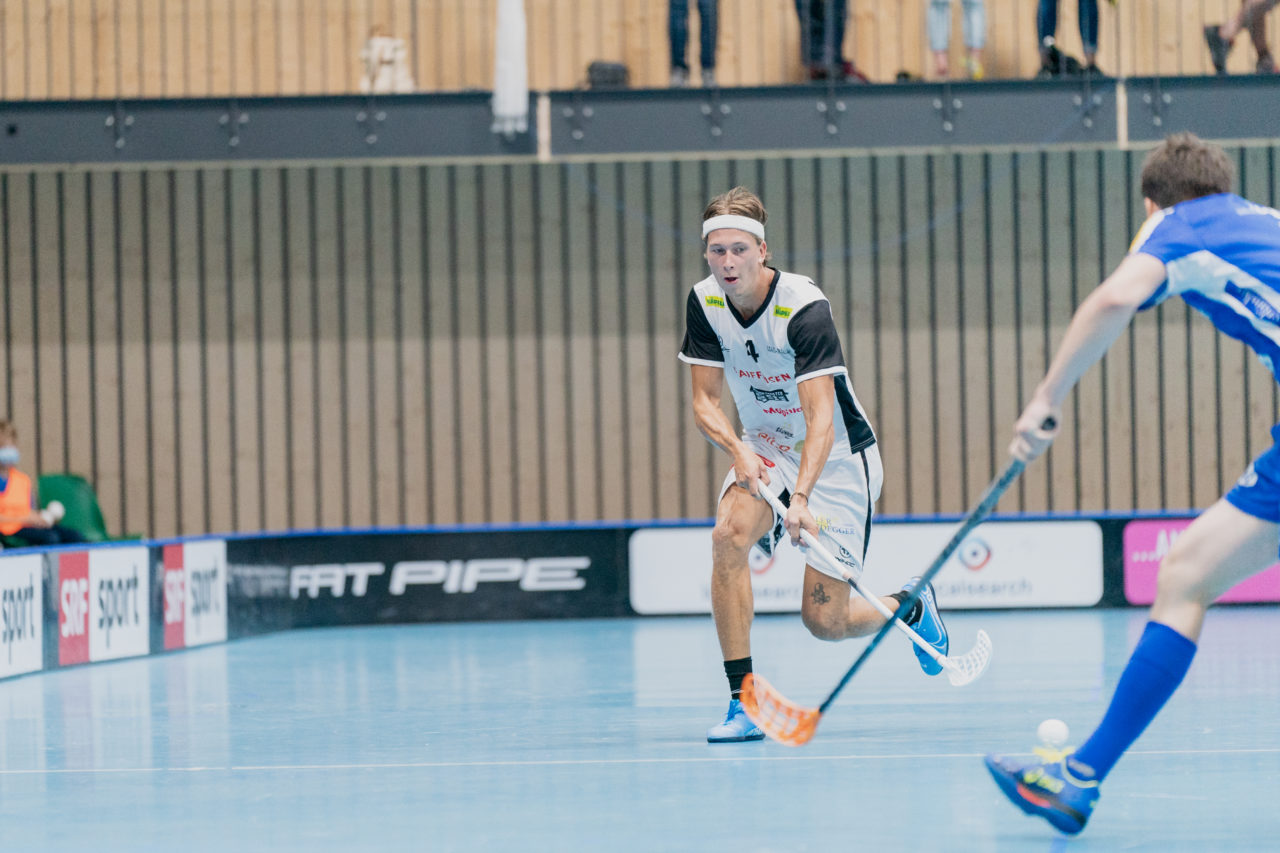 Männer NLB Runde 2 2020/21, Switzerland: 20.09.2020, Kloten, Stighag, Roope Kainulainen (Nr. 4, UHC Sarganserland) spielt den Ball

Credit: Claudio Schwarz, unihockey-fotos.ch