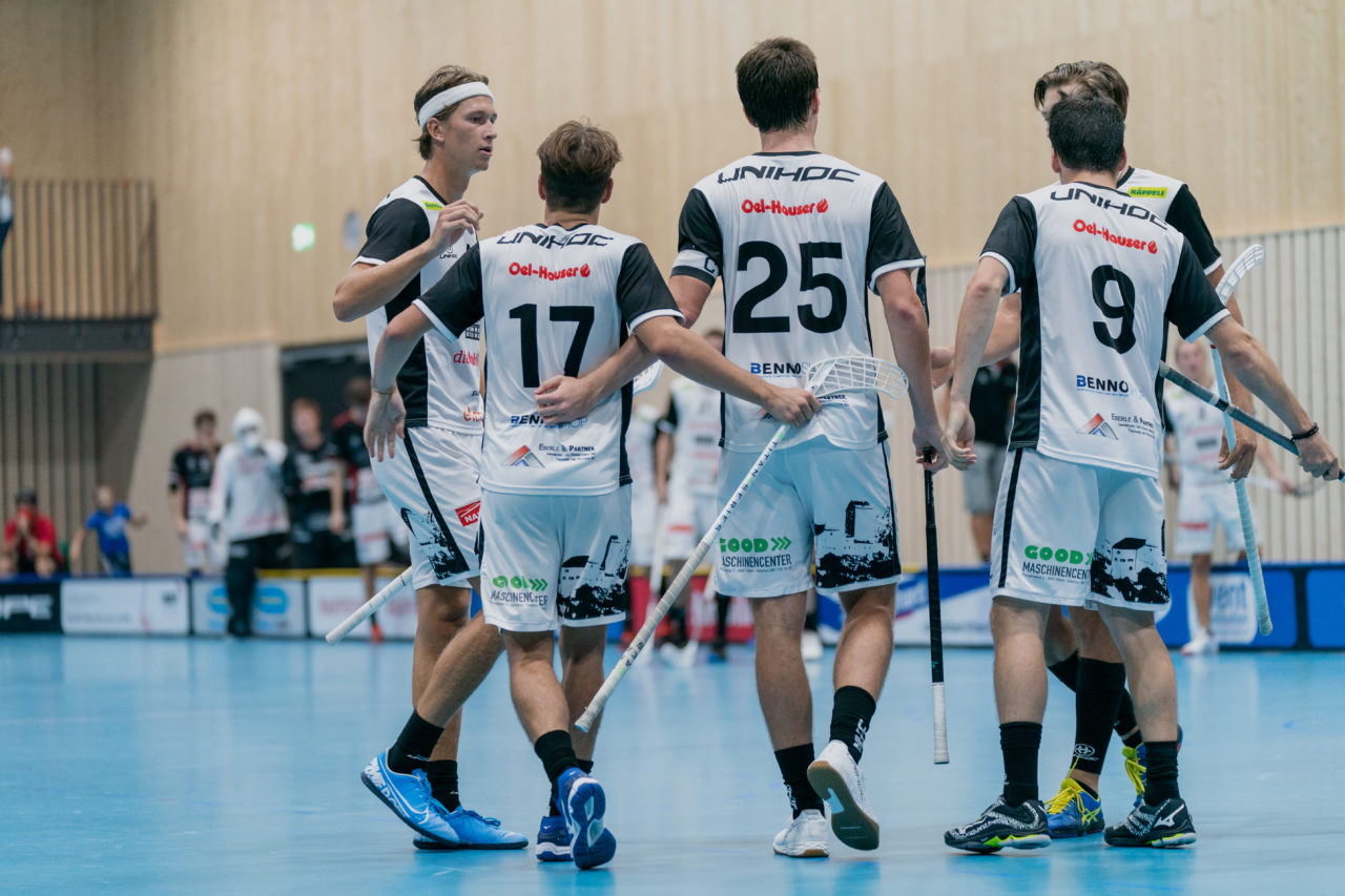 Männer NLB Runde 2 2020/21, Switzerland: 20.09.2020, Kloten, Stighag, Sarganserland jubelt

Credit: Claudio Schwarz, unihockey-fotos.ch