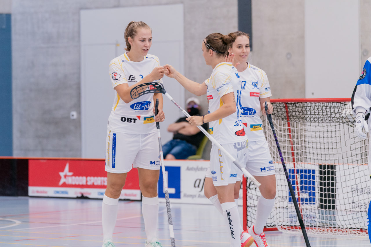 Frauen NLA 1. Runde 2020/21, Switzerland: 12.09.2020, Frauenfeld, Kantihalle, Natalie Schürpf (Nr. 3, Kloten-Dietlikon Jets) klatscht mit Julia Suter (Nr. 19, Kloten-Dietlikon Jets) ab

Credit: Claudio Schwarz, unihockey-fotos.ch
