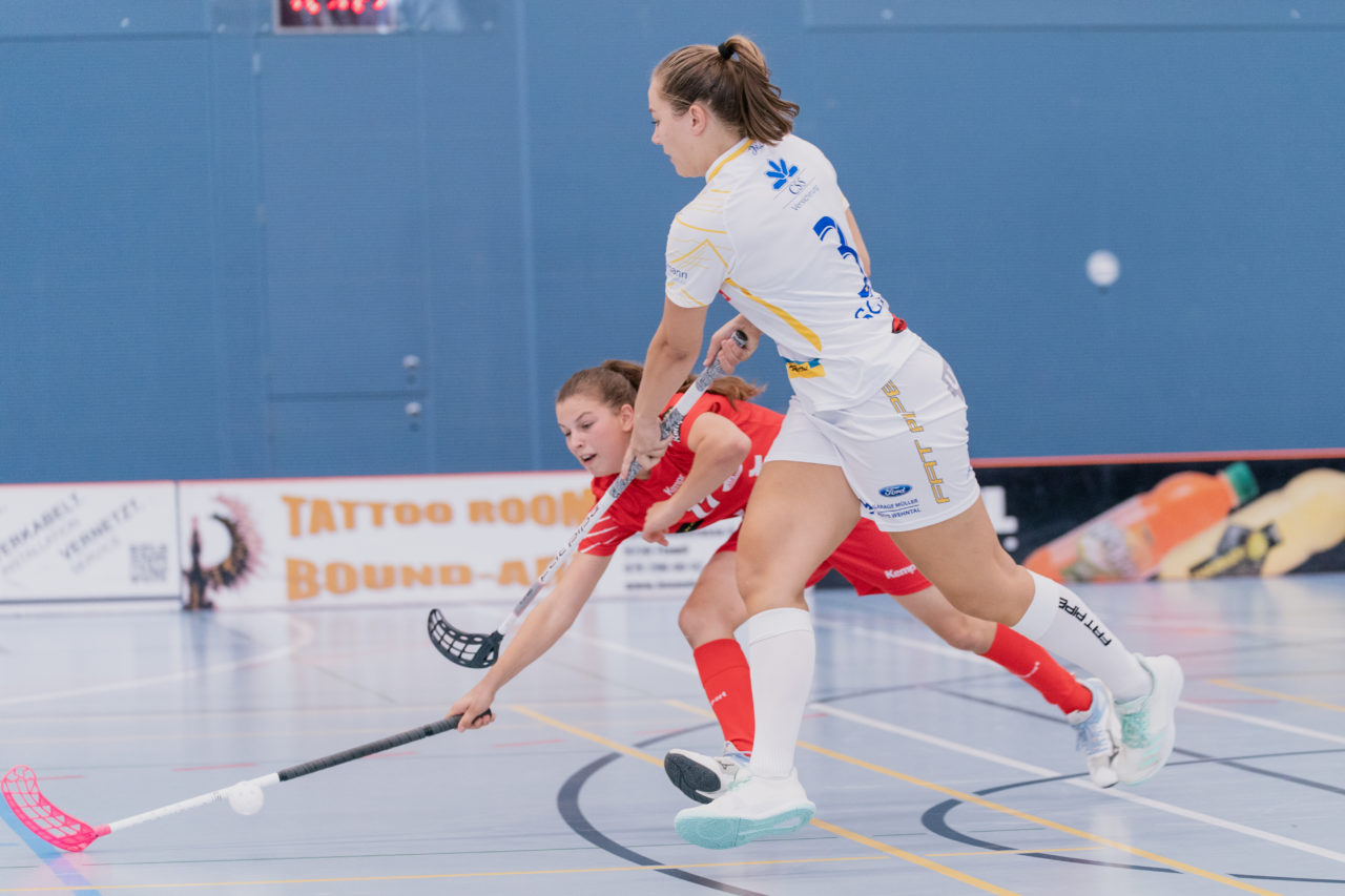 Frauen NLA 1. Runde 2020/21, Switzerland: 12.09.2020, Frauenfeld, Kantihalle, Seraina Fitzi (Nr. 12, Red Lions Frauenfeld) blockt Natalie Schürpf (Nr. 3, Kloten-Dietlikon Jets) 

Credit: Claudio Schwarz, unihockey-fotos.ch