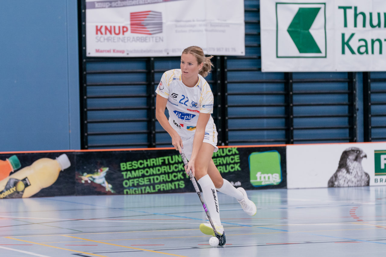 Frauen NLA 1. Runde 2020/21, Switzerland: 12.09.2020, Frauenfeld, Kantihalle, Iza Rydfjäll (Nr. 22, Kloten-Dietlikon Jets) am Ball

Credit: Claudio Schwarz, unihockey-fotos.ch