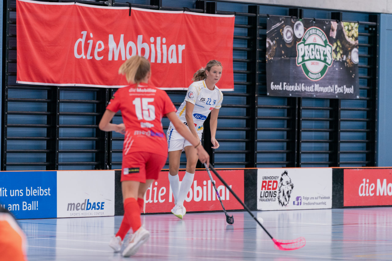 Frauen NLA 1. Runde 2020/21, Switzerland: 12.09.2020, Frauenfeld, Kantihalle, Iza Rydfjäll (Nr. 22, Kloten-Dietlikon Jets) am Ball

Credit: Claudio Schwarz, unihockey-fotos.ch