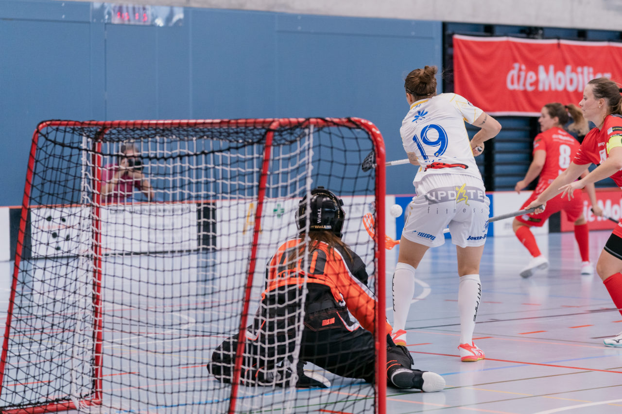 Frauen NLA 1. Runde 2020/21, Switzerland: 12.09.2020, Frauenfeld, Kantihalle, Julia Suter (Nr. 19, Kloten-Dietlikon Jets) fälscht den Ball ab

Credit: Claudio Schwarz, unihockey-fotos.ch