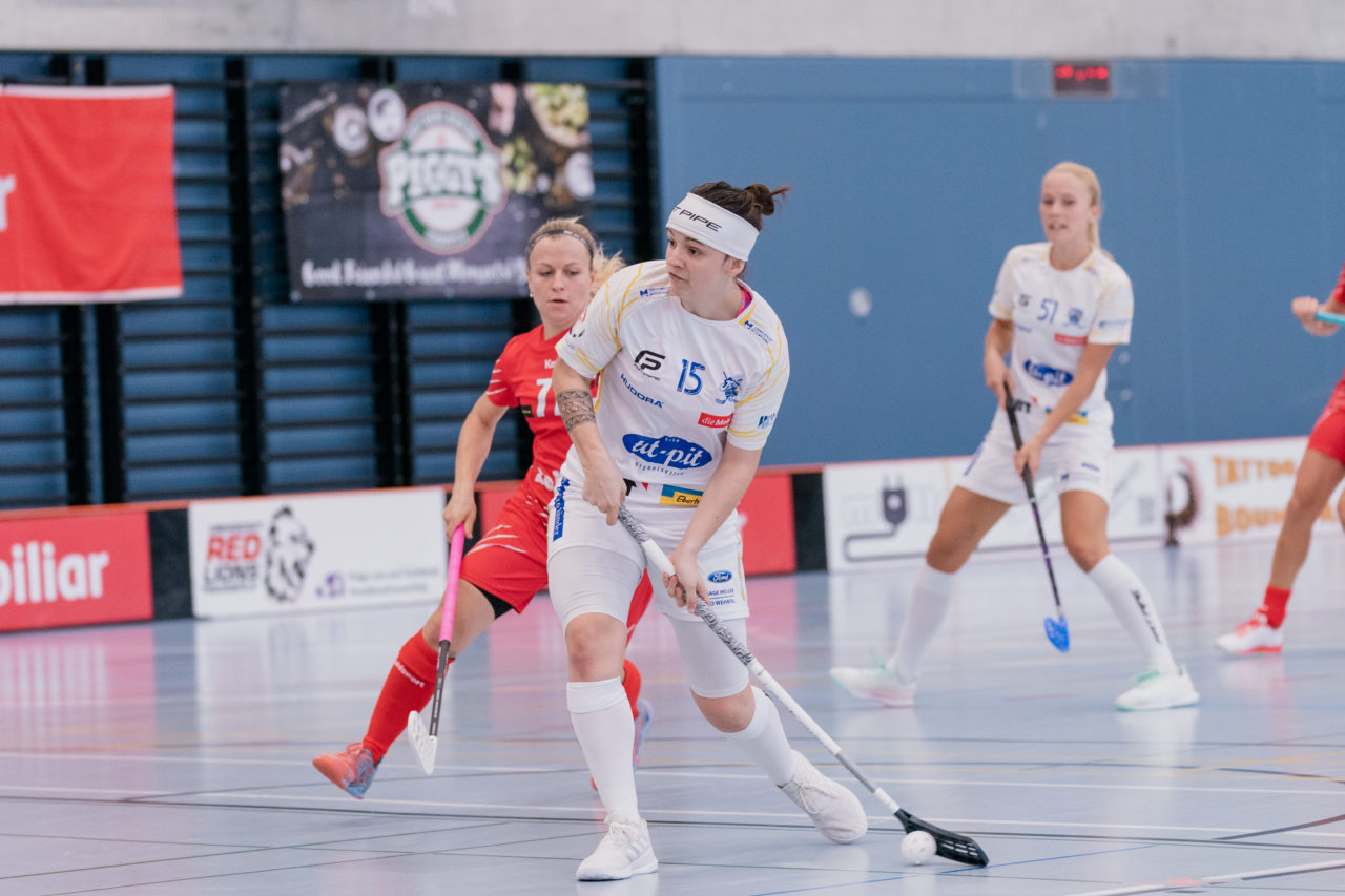 Frauen NLA 1. Runde 2020/21, Switzerland: 12.09.2020, Frauenfeld, Kantihalle, Natalie Martinakova (Nr. 15, Kloten-Dietlikon Jets) schiesst

Credit: Claudio Schwarz, unihockey-fotos.ch