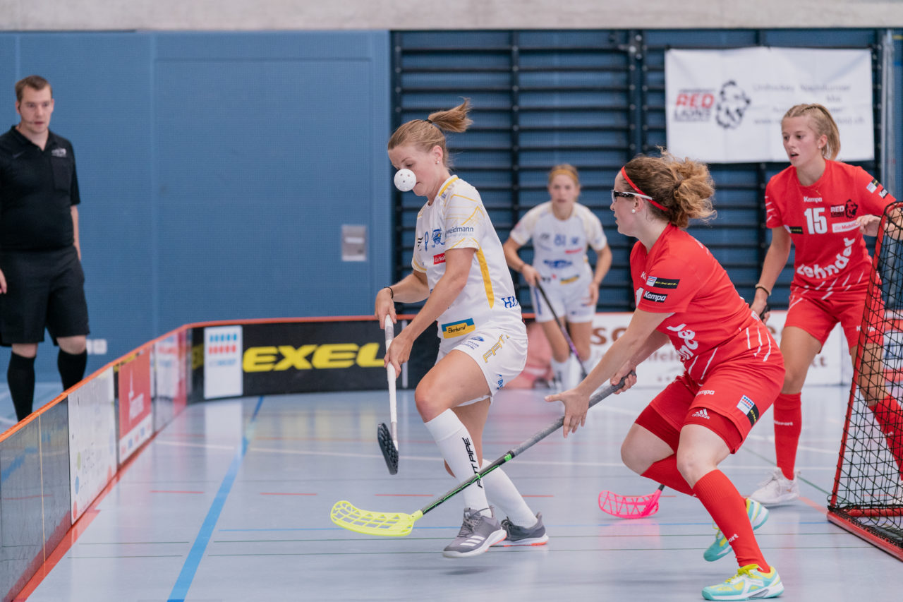 Frauen NLA 1. Runde 2020/21, Switzerland: 12.09.2020, Frauenfeld, Kantihalle, Mirjam Hintermann (Nr. 9, Kloten-Dietlikon Jets) springt der Ball auf

Credit: Claudio Schwarz, unihockey-fotos.ch