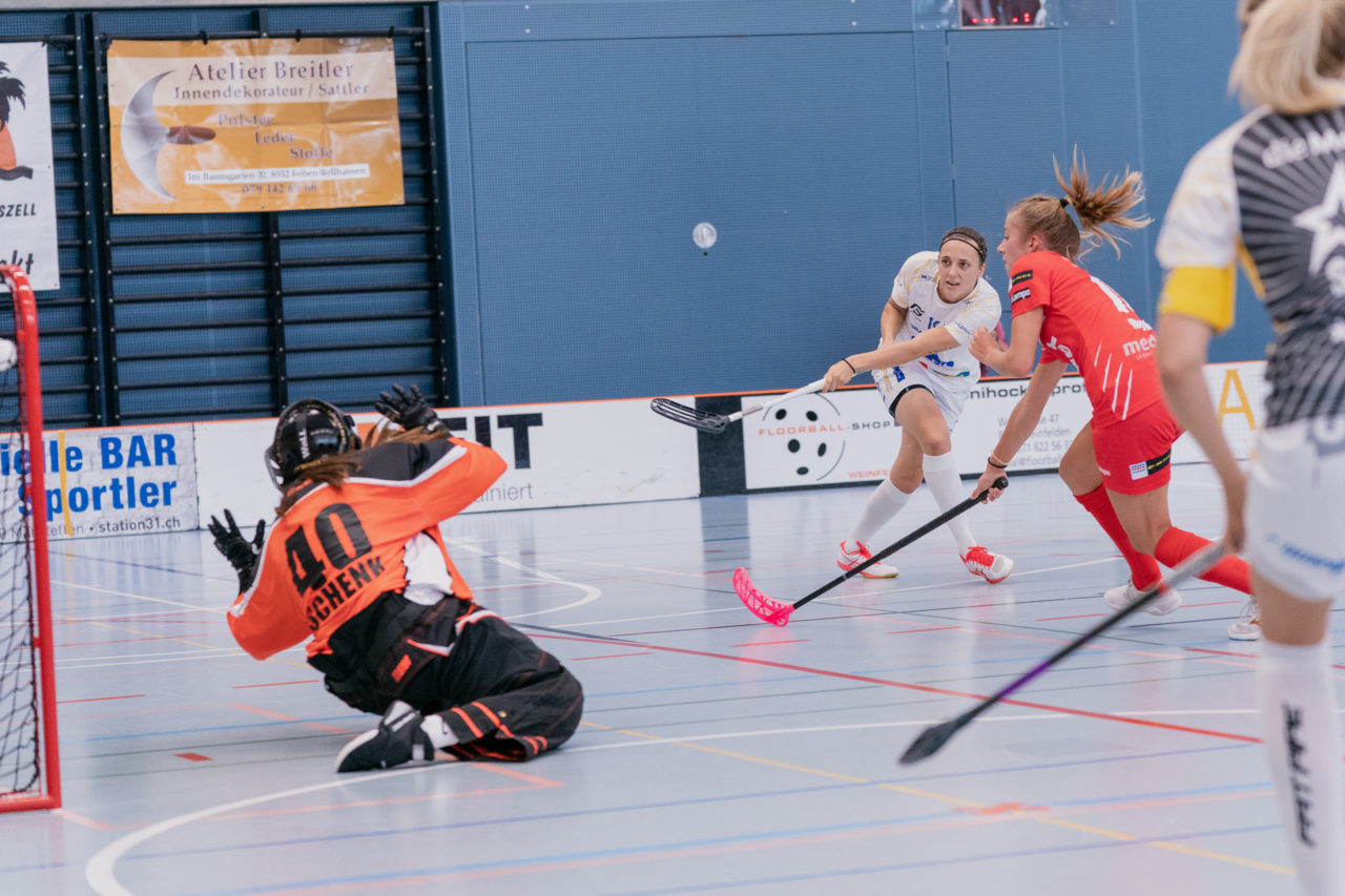 Frauen NLA 1. Runde 2020/21, Switzerland: 12.09.2020, Frauenfeld, Kantihalle, Julia Suter (Nr. 19, Kloten-Dietlikon Jets) trifft zum 0:1

Credit: Claudio Schwarz, unihockey-fotos.ch