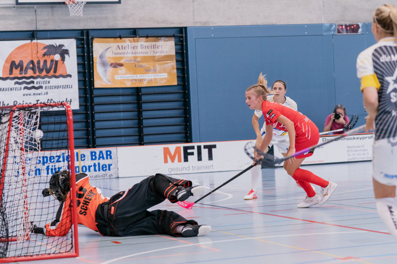 Frauen NLA 1. Runde 2020/21, Switzerland: 12.09.2020, Frauenfeld, Kantihalle, Julia Suter (Nr. 19, Kloten-Dietlikon Jets) trifft zum 0:1

Credit: Claudio Schwarz, unihockey-fotos.ch