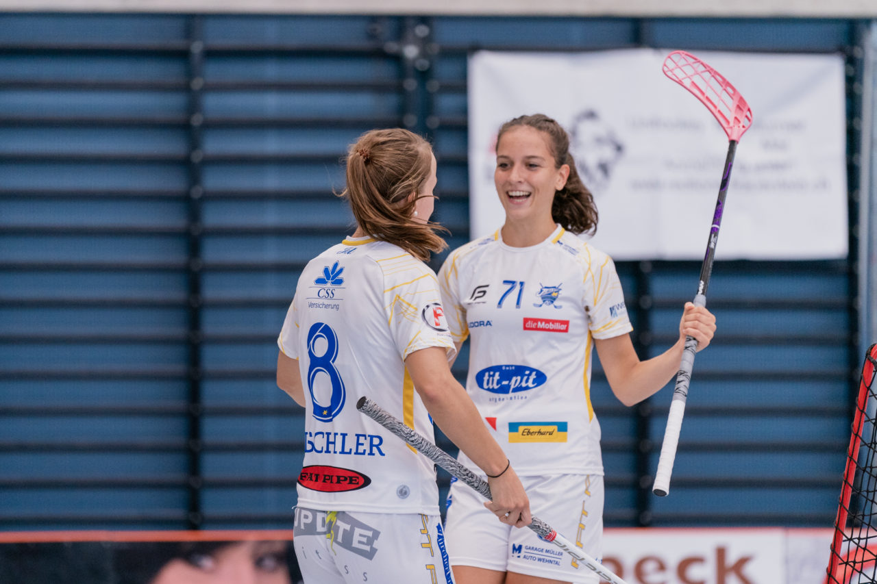 Frauen NLA 1. Runde 2020/21, Switzerland: 12.09.2020, Frauenfeld, Kantihalle, Brigitte Mischler (Nr. 8, Kloten-Dietlikon Jets) bejubelt das 0:2 mit Nina Metzger (Nr. 71, Kloten-Dietlikon Jets) 

Credit: Claudio Schwarz, unihockey-fotos.ch