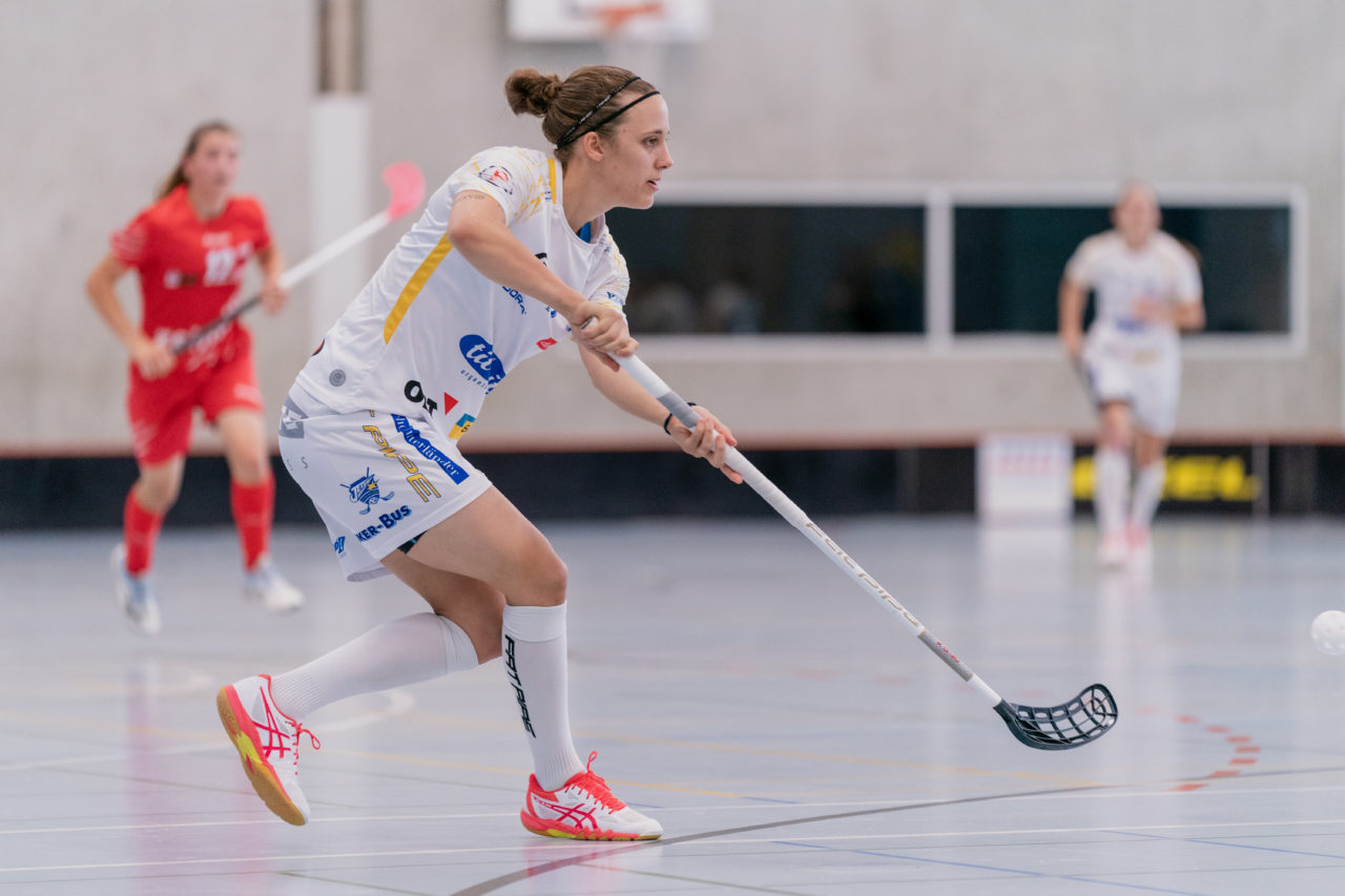 Frauen NLA 1. Runde 2020/21, Switzerland: 12.09.2020, Frauenfeld, Kantihalle, Julia Suter (Nr. 19, Kloten-Dietlikon Jets) spielt den Ball

Credit: Claudio Schwarz, unihockey-fotos.ch