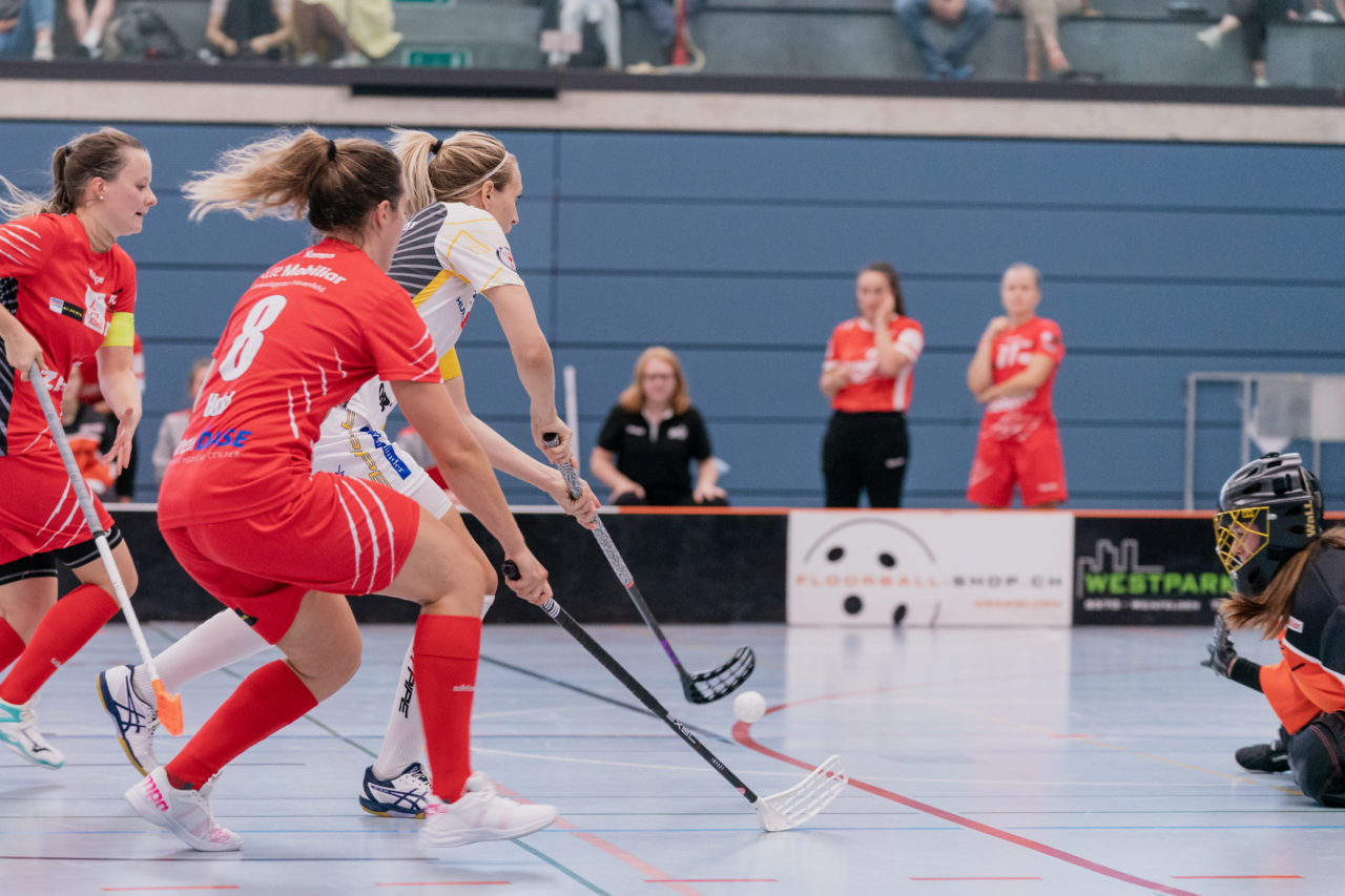 Frauen NLA 1. Runde 2020/21, Switzerland: 12.09.2020, Frauenfeld, Kantihalle, Michelle Wiki (Nr. 6, Kloten-Dietlikon Jets) trifft zum 0:3

Credit: Claudio Schwarz, unihockey-fotos.ch