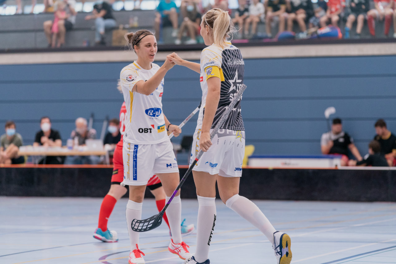 Frauen NLA 1. Runde 2020/21, Switzerland: 12.09.2020, Frauenfeld, Kantihalle, Michelle Wiki (Nr. 6, Kloten-Dietlikon Jets) jubelt mit Julia Suter (Nr. 19, Kloten-Dietlikon Jets) 

Credit: Claudio Schwarz, unihockey-fotos.ch