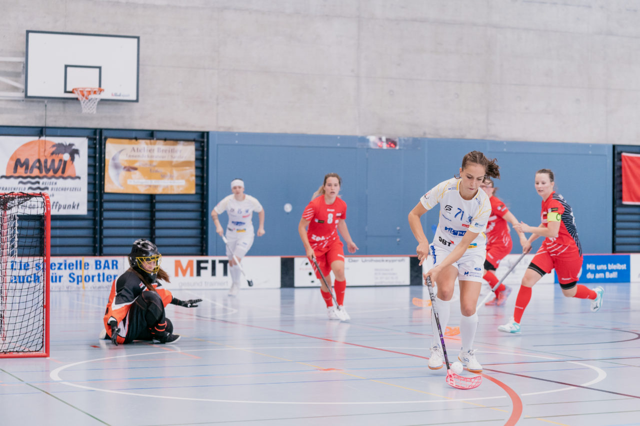 Frauen NLA 1. Runde 2020/21, Switzerland: 12.09.2020, Frauenfeld, Kantihalle, Nina Metzger (Nr. 71, Kloten-Dietlikon Jets) am Ball

Credit: Claudio Schwarz, unihockey-fotos.ch