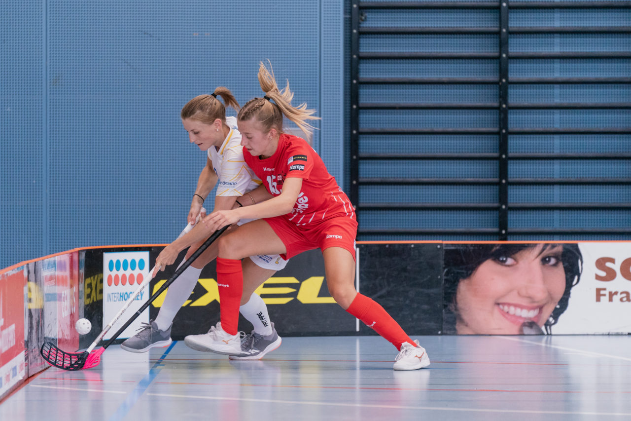 Frauen NLA 1. Runde 2020/21, Switzerland: 12.09.2020, Frauenfeld, Kantihalle, Mirjam Hintermann (Nr. 9, Kloten-Dietlikon Jets) im Zweikampf mit Damaris Weber (Nr. 15, Red Lions Frauenfeld) 

Credit: Claudio Schwarz, unihockey-fotos.ch