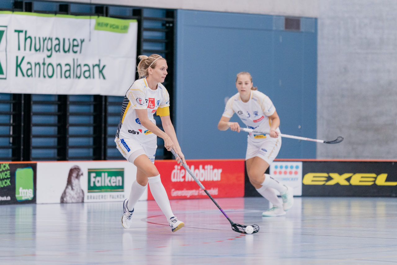 Frauen NLA 1. Runde 2020/21, Switzerland: 12.09.2020, Frauenfeld, Kantihalle, Michelle Wiki (Nr. 6, Kloten-Dietlikon Jets) am Ball

Credit: Claudio Schwarz, unihockey-fotos.ch
