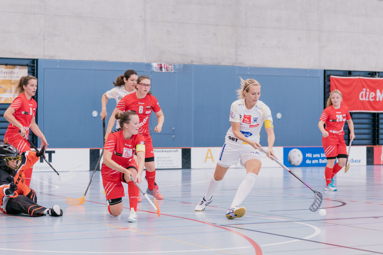 Frauen NLA 1. Runde 2020/21, Switzerland: 12.09.2020, Frauenfeld, Kantihalle, Michelle Wiki (Nr. 6, Kloten-Dietlikon Jets) am Ball

Credit: Claudio Schwarz, unihockey-fotos.ch