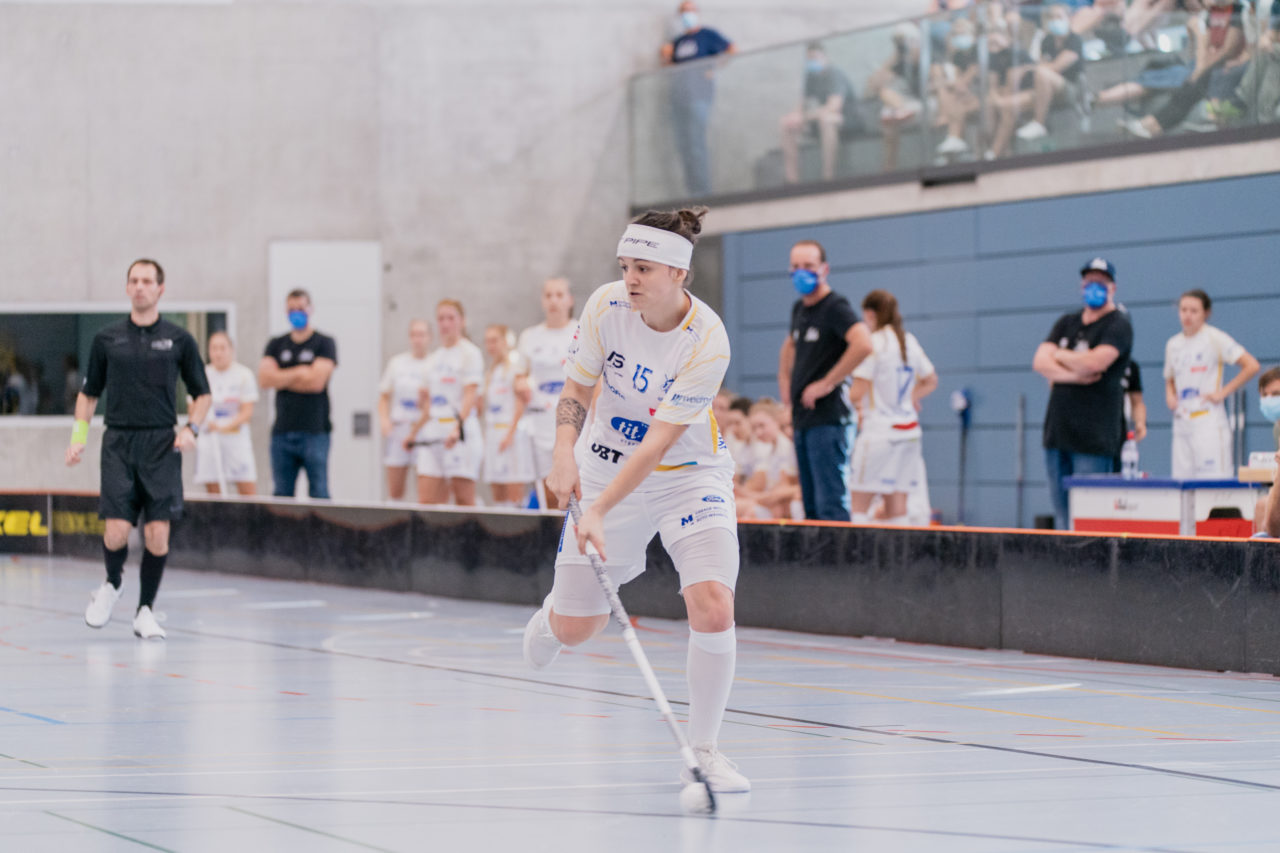 Frauen NLA 1. Runde 2020/21, Switzerland: 12.09.2020, Frauenfeld, Kantihalle, Natalie Martinakova (Nr. 15, Kloten-Dietlikon Jets) spielt den Ball

Credit: Claudio Schwarz, unihockey-fotos.ch
