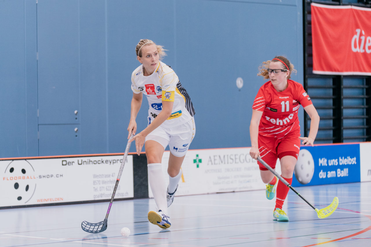 Frauen NLA 1. Runde 2020/21, Switzerland: 12.09.2020, Frauenfeld, Kantihalle, Michelle Wiki (Nr. 6, Kloten-Dietlikon Jets) am Ball

Credit: Claudio Schwarz, unihockey-fotos.ch