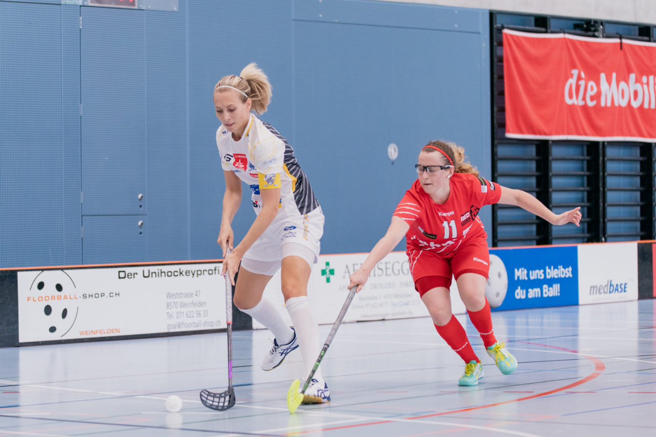 Frauen NLA 1. Runde 2020/21, Switzerland: 12.09.2020, Frauenfeld, Kantihalle, Michelle Wiki (Nr. 6, Kloten-Dietlikon Jets) am Ball

Credit: Claudio Schwarz, unihockey-fotos.ch
