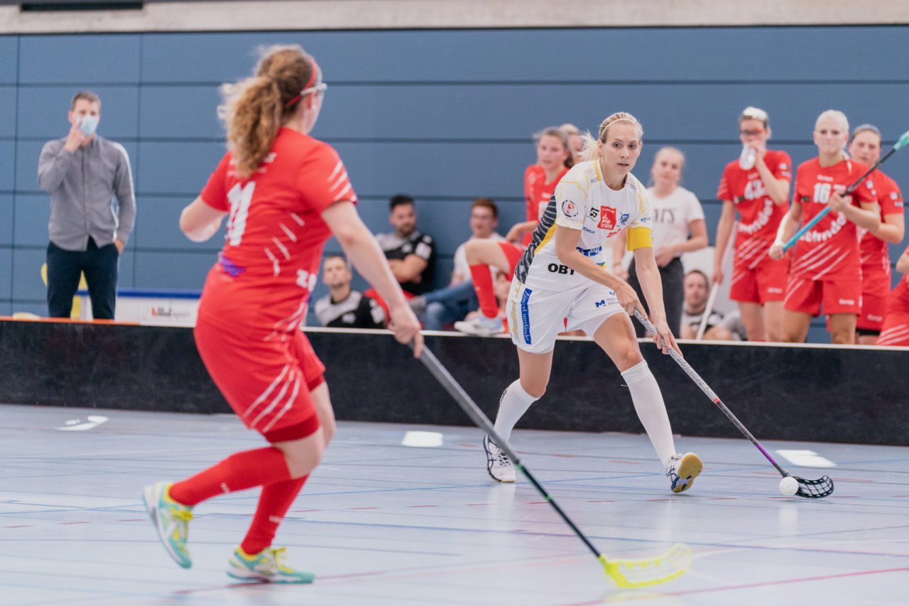 Frauen NLA 1. Runde 2020/21, Switzerland: 12.09.2020, Frauenfeld, Kantihalle, Michelle Wiki (Nr. 6, Kloten-Dietlikon Jets) am Ball

Credit: Claudio Schwarz, unihockey-fotos.ch