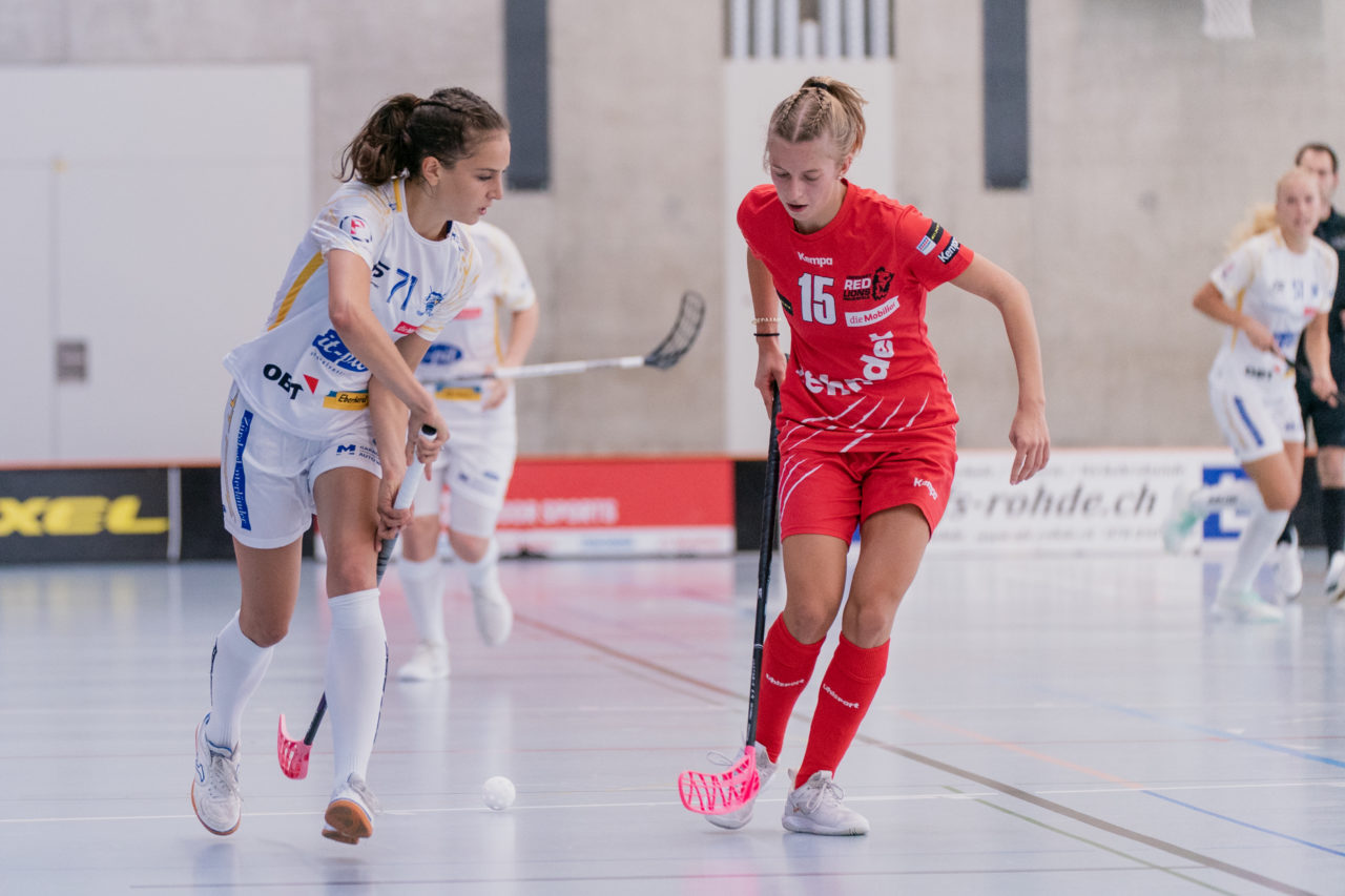Frauen NLA 1. Runde 2020/21, Switzerland: 12.09.2020, Frauenfeld, Kantihalle, Nina Metzger (Nr. 71, Kloten-Dietlikon Jets) legt den Ball zurück

Credit: Claudio Schwarz, unihockey-fotos.ch