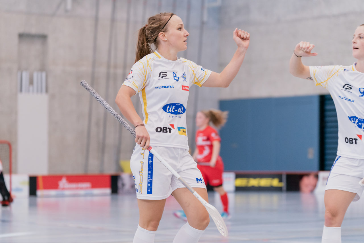 Frauen NLA 1. Runde 2020/21, Switzerland: 12.09.2020, Frauenfeld, Kantihalle, Brigitte Mischler (Nr. 8, Kloten-Dietlikon Jets) jubelt mit Mirjam Hintermann (Nr. 9, Kloten-Dietlikon Jets) 

Credit: Claudio Schwarz, unihockey-fotos.ch