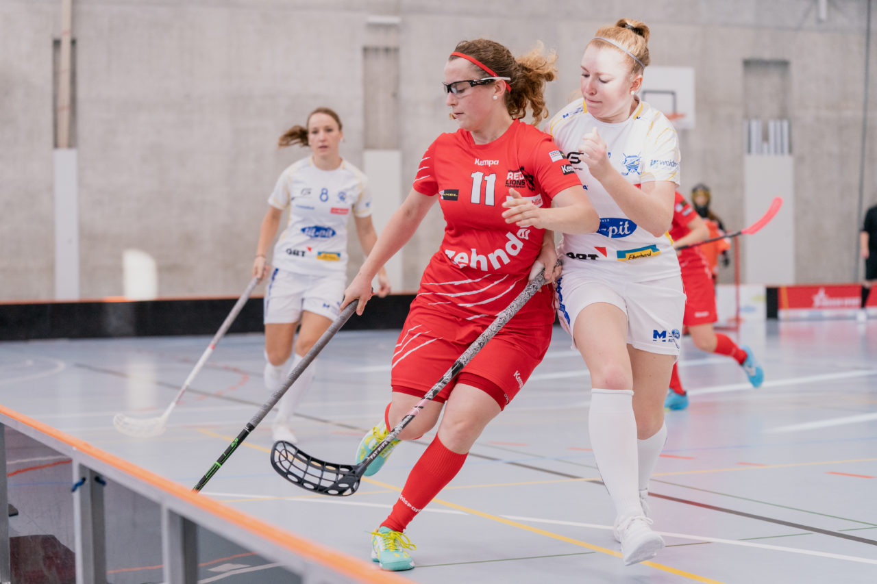 Frauen NLA 1. Runde 2020/21, Switzerland: 12.09.2020, Frauenfeld, Kantihalle, Viviane Lenz (Nr. 11, Red Lions Frauenfeld) im Zweikampf mit Rahel Rieder (Nr. 7, Kloten-Dietlikon Jets) 

Credit: Claudio Schwarz, unihockey-fotos.ch