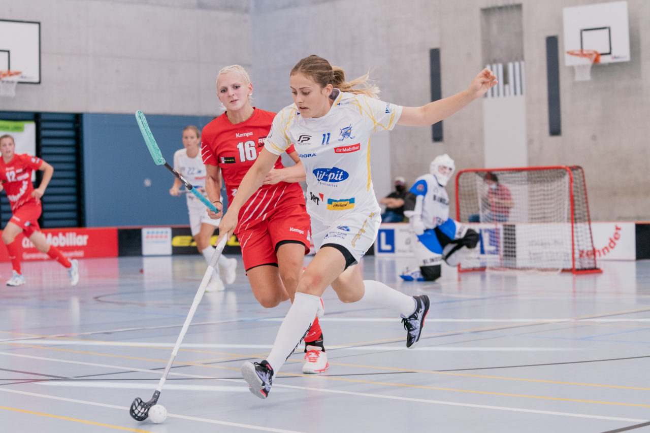Frauen NLA 1. Runde 2020/21, Switzerland: 12.09.2020, Frauenfeld, Kantihalle, Seraphine Geiser (Nr. 11, Kloten-Dietlikon Jets) am Ball

Credit: Claudio Schwarz, unihockey-fotos.ch