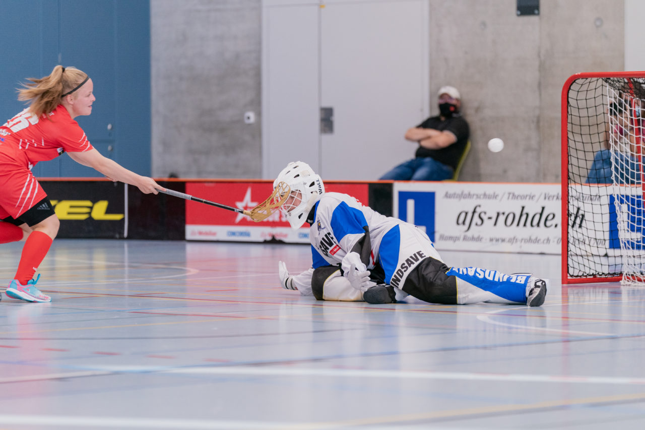 Frauen NLA 1. Runde 2020/21, Switzerland: 12.09.2020, Frauenfeld, Kantihalle, Julia Kradolfer (Nr. 26, Red Lions Frauenfeld) trifft

Credit: Claudio Schwarz, unihockey-fotos.ch
