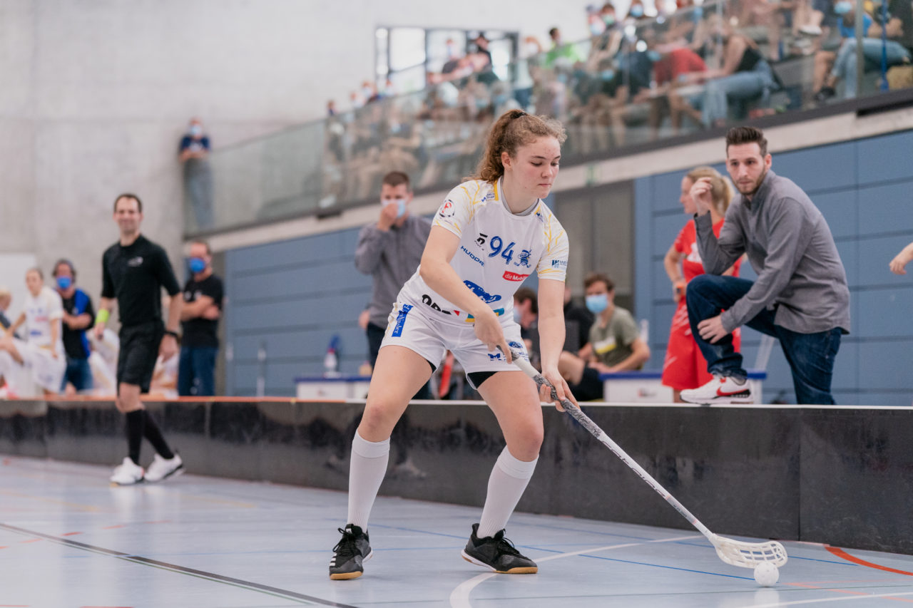 Frauen NLA 1. Runde 2020/21, Switzerland: 12.09.2020, Frauenfeld, Kantihalle, Noomi Überschlag (Nr. 94, Kloten-Dietlikon Jets) am Ball

Credit: Claudio Schwarz, unihockey-fotos.ch
