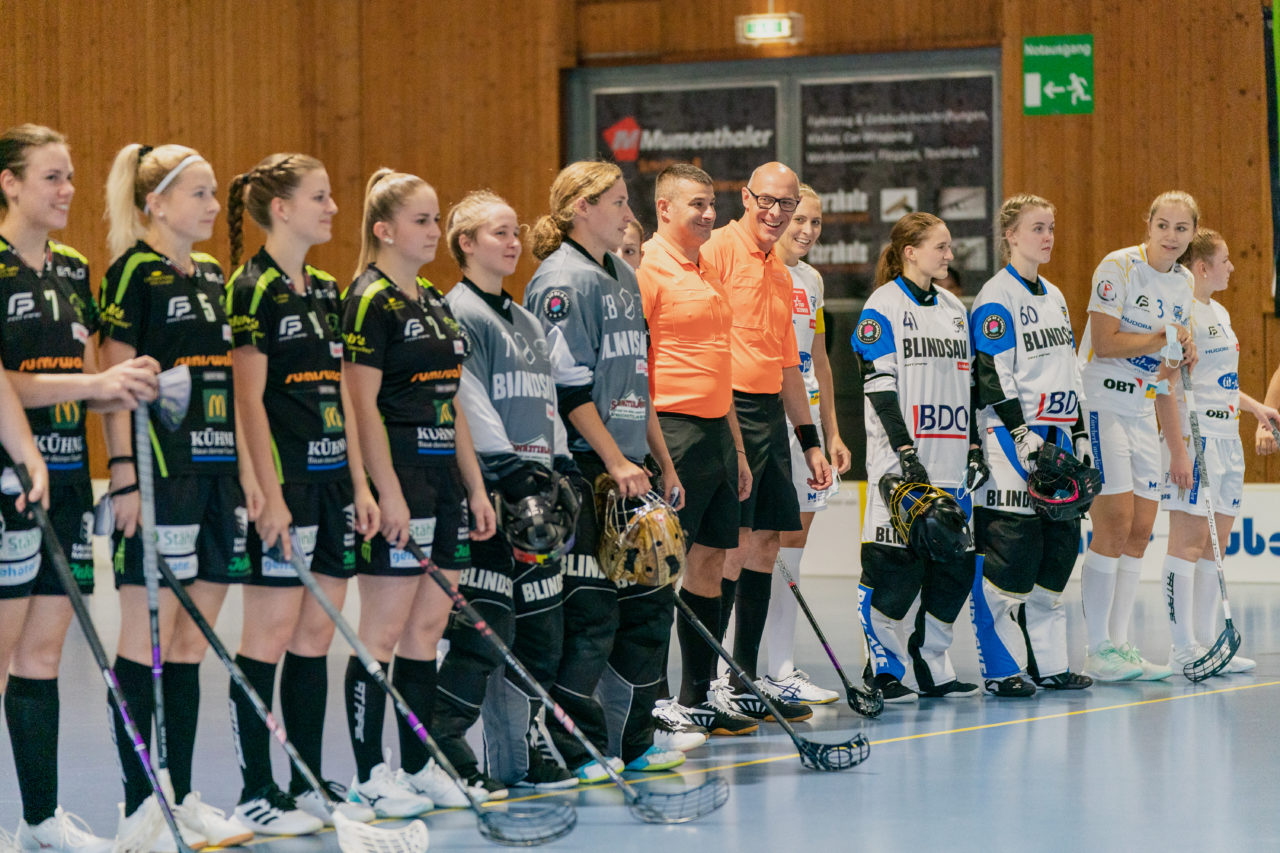 Frauen NLA Runde 5 2020/21 , Switzerland: 04.10.2020, Ballsporthalle Oberemmental (BOE), Zollbrück, die beiden Teams vor dem Spiel

Credit: Claudio Schwarz, unihockey-fotos.ch