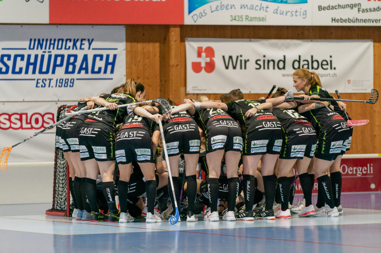 Frauen NLA Runde 5 2020/21 , Switzerland: 04.10.2020, Ballsporthalle Oberemmental (BOE), Zollbrück, die Skorps vor dem Spiel

Credit: Claudio Schwarz, unihockey-fotos.ch