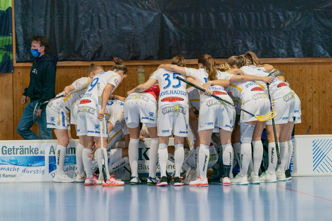 Frauen NLA Runde 5 2020/21 , Switzerland: 04.10.2020, Ballsporthalle Oberemmental (BOE), Zollbrück, die Jets vor dem Spiel

Credit: Claudio Schwarz, unihockey-fotos.ch
